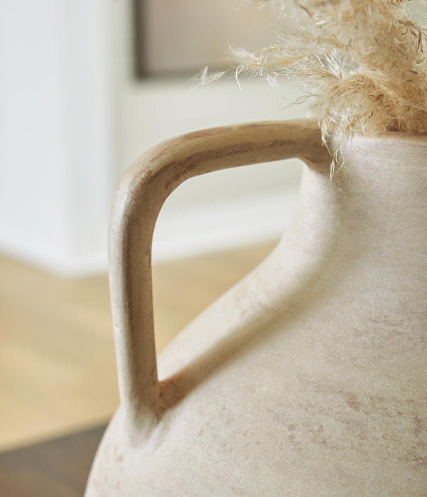Justy Vase